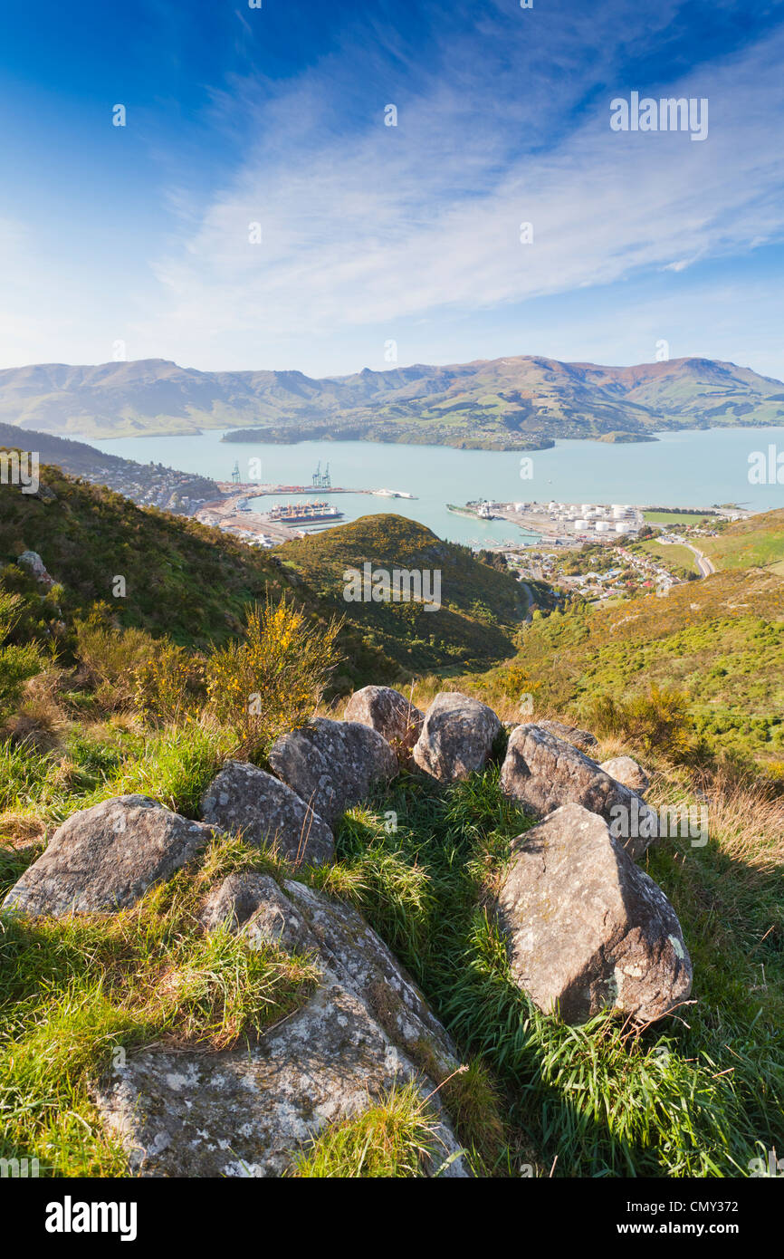 Hafen von Lyttelton und Lyttelton Harbour aus über Diamond Harbour, Port Hills, Banks Peninsula, Neuseeland. Stockfoto