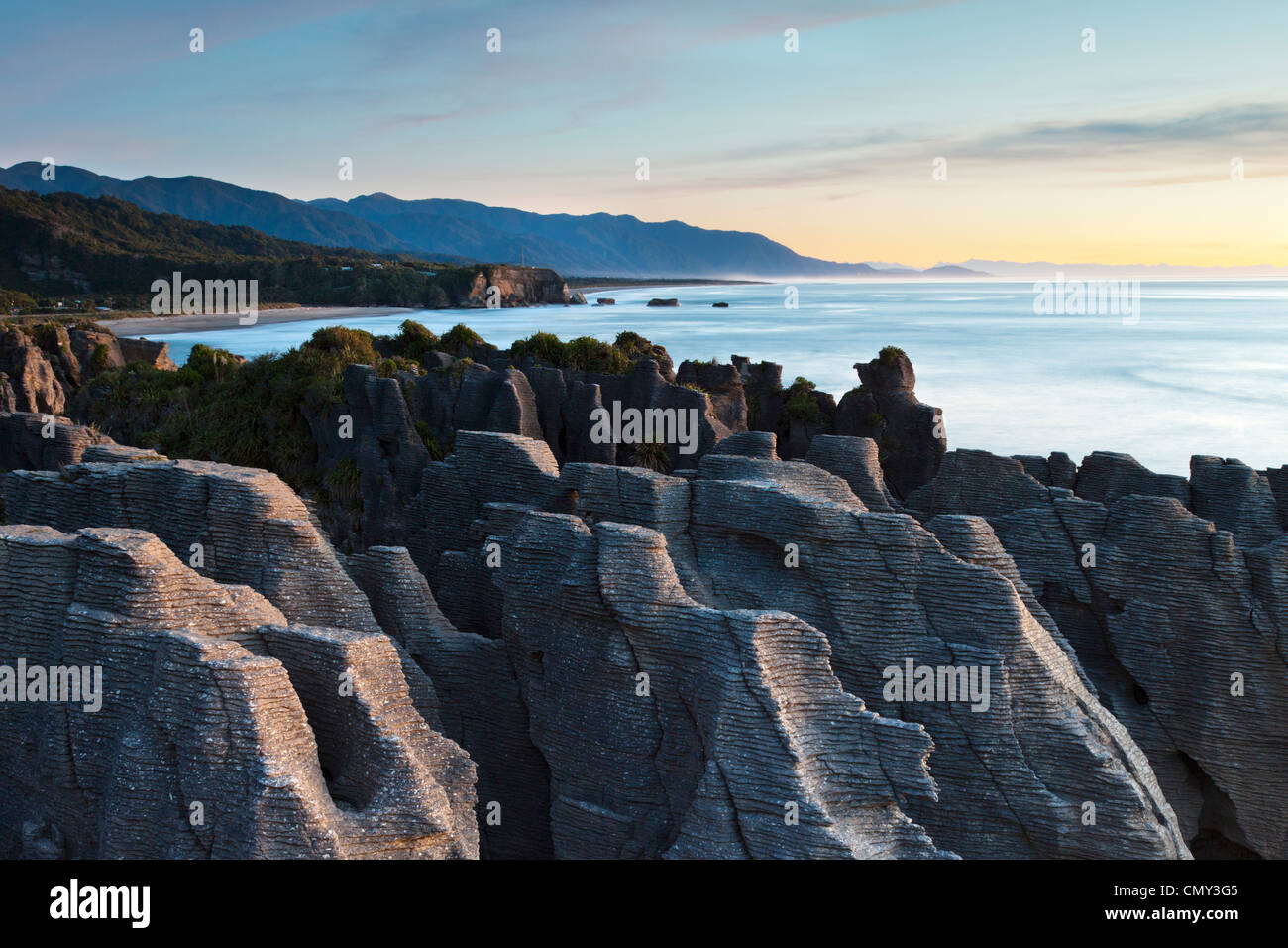Erodiert Kalksteinformationen bekannt als Pancake Rocks, Dolomit Point, Punakaiki, an der Westküste der Südinsel Neuseelands. Stockfoto