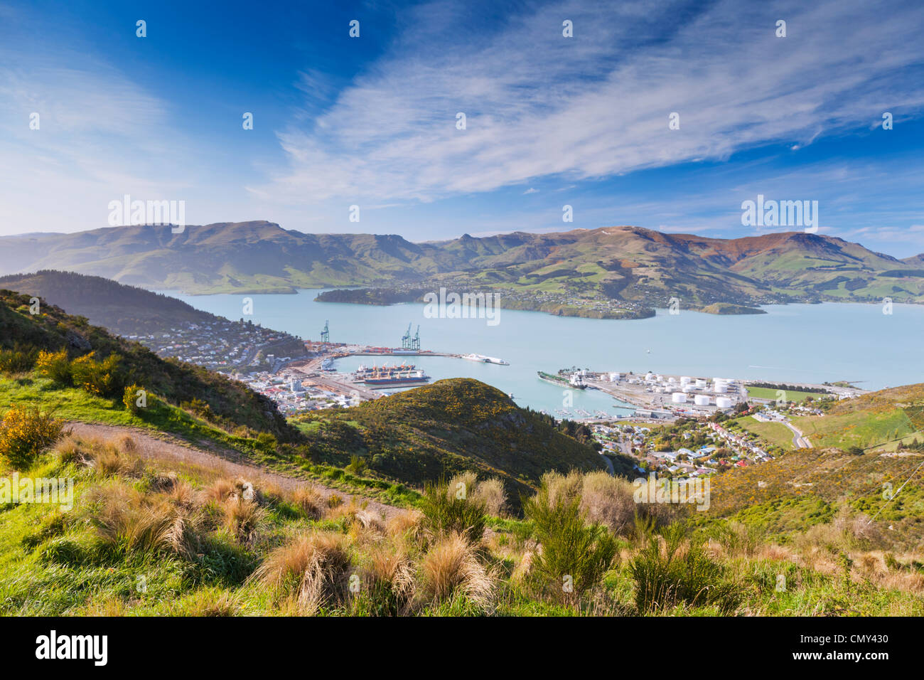 Hafen von Lyttelton und Lyttelton Harbour aus über Diamond Harbour, Port Hills, Banks Peninsula, Neuseeland. Stockfoto