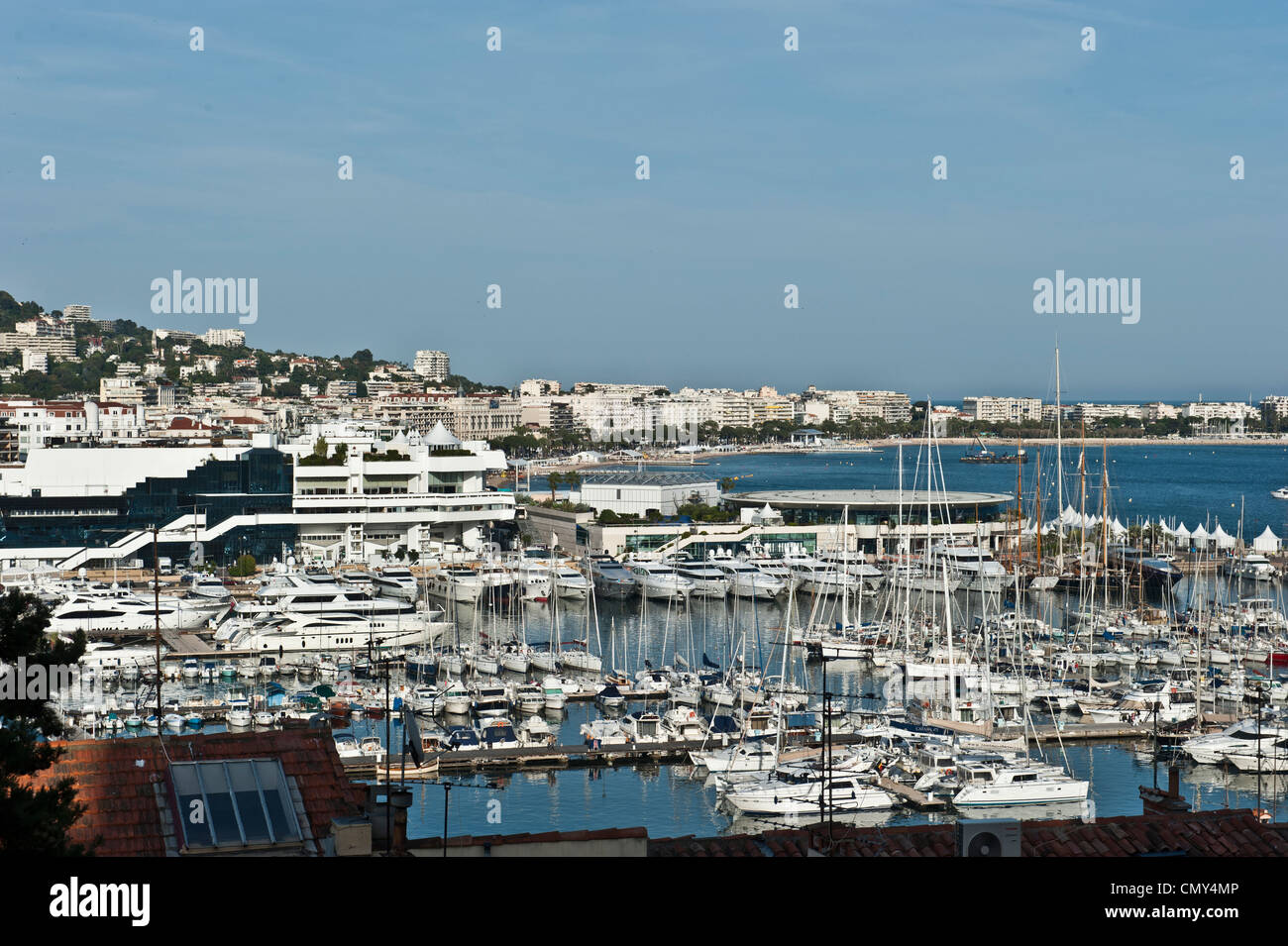 Ein breites Schuss von Booten auf einem Cannes, Frankreich-Küste. Stockfoto