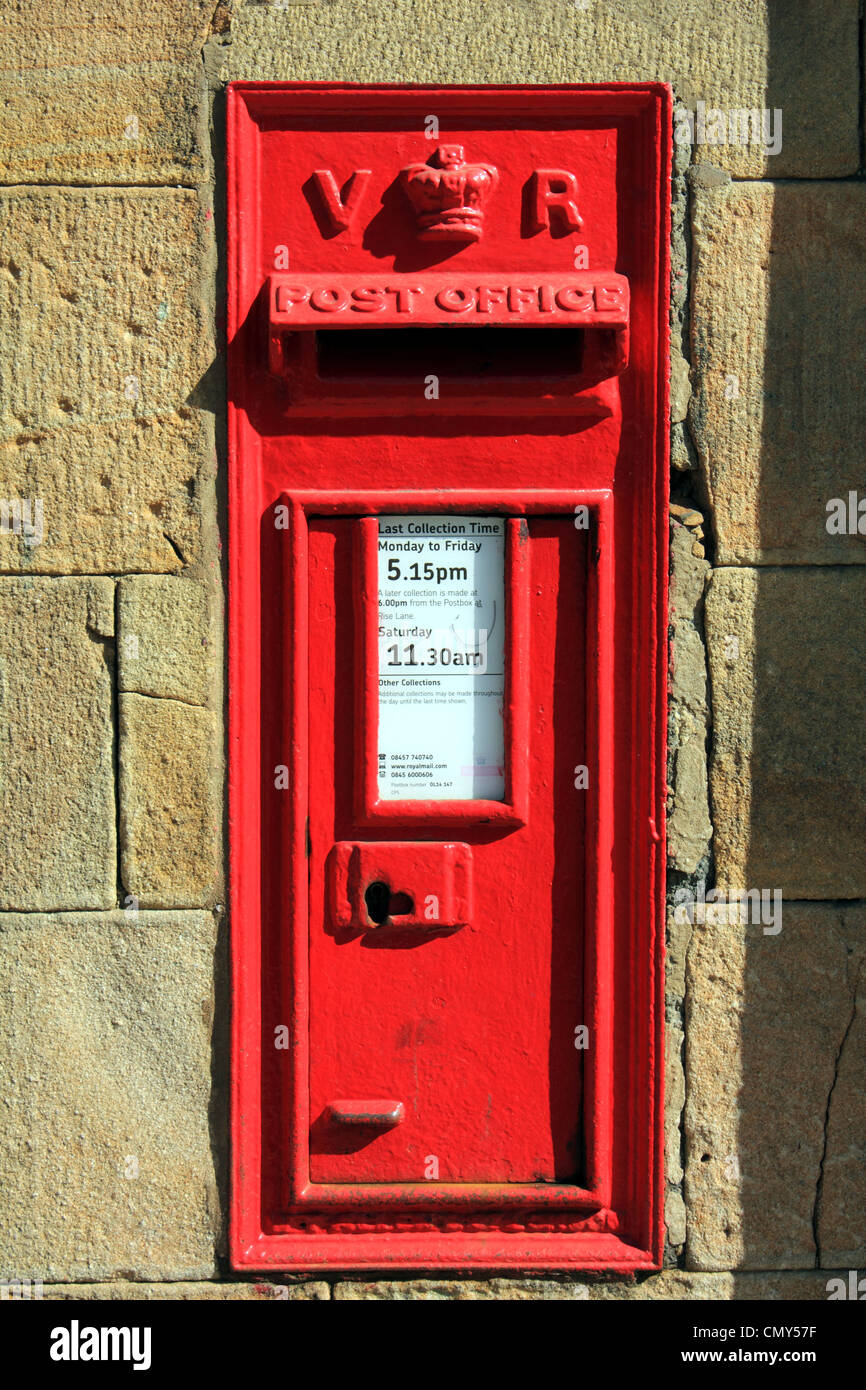 Red Victorian Royal Mail-Briefkasten für Briefe Stockfoto