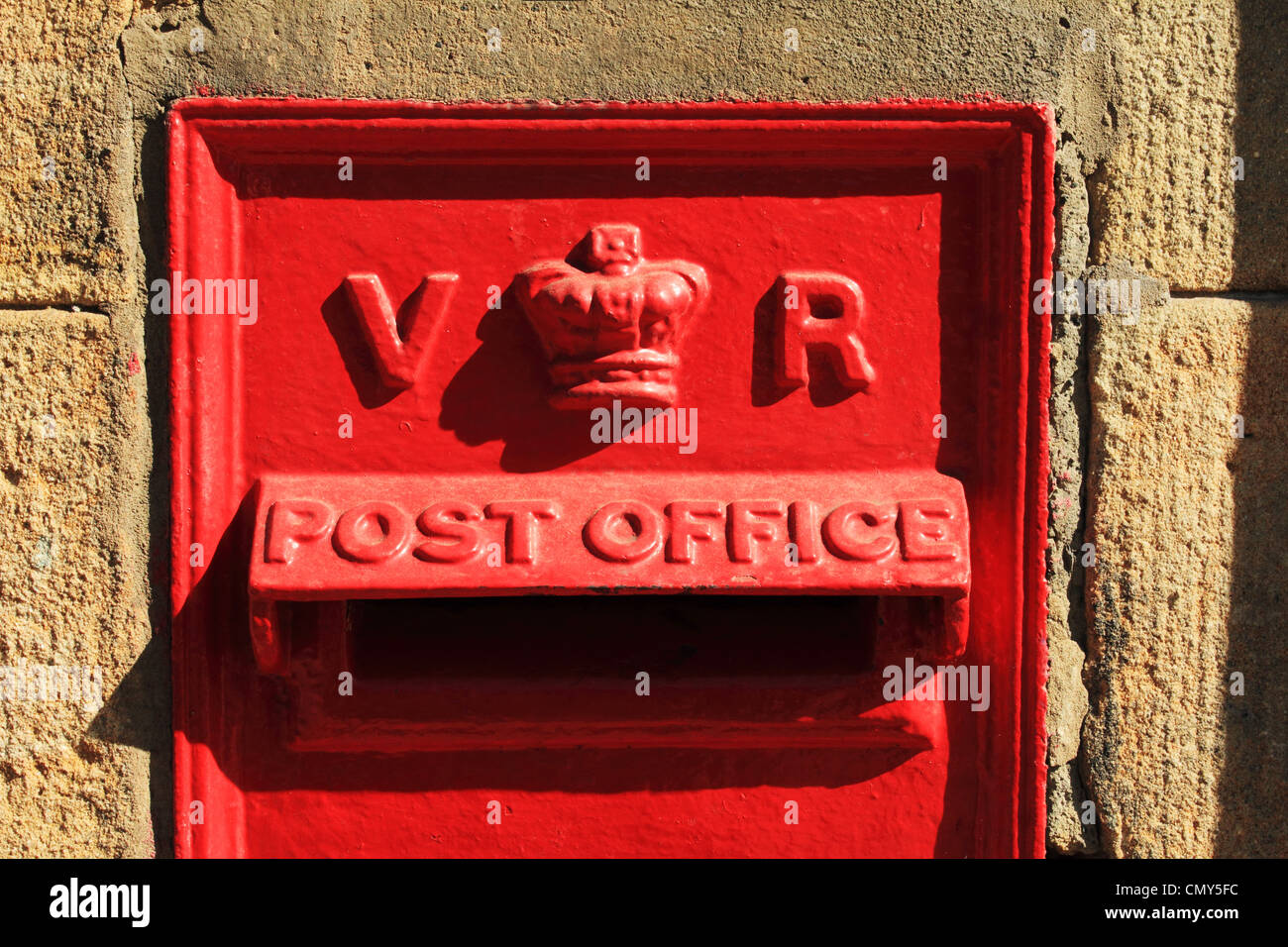 Red Victorian Royal Mail-Briefkasten für Briefe Stockfoto