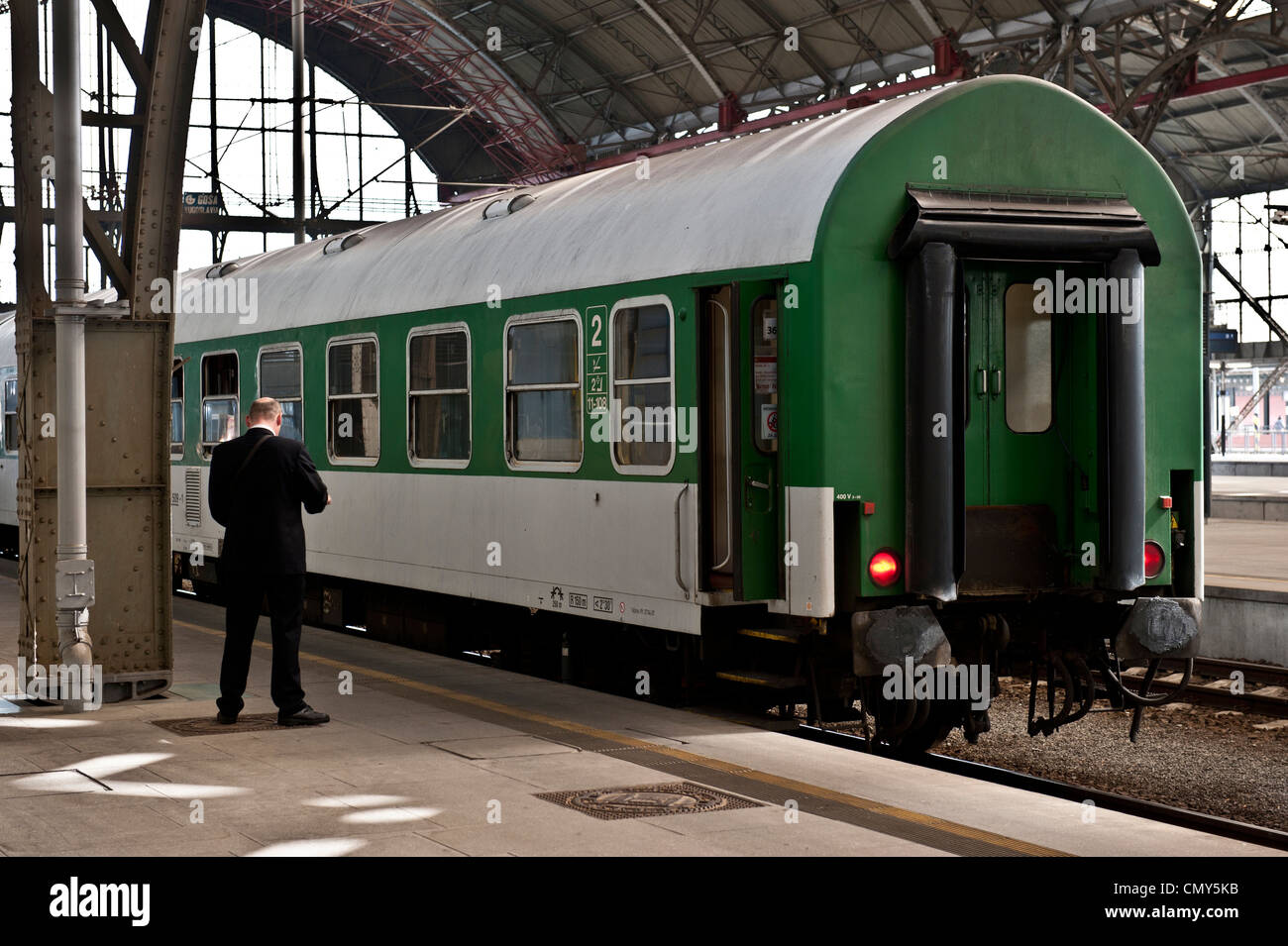 Ein Mann wartet auf den Zug in Europa. Stockfoto
