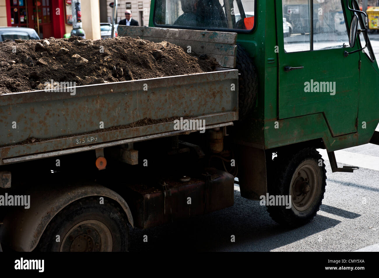 A Müllcontainer Lastwagen voller Gülle in Europa. Stockfoto