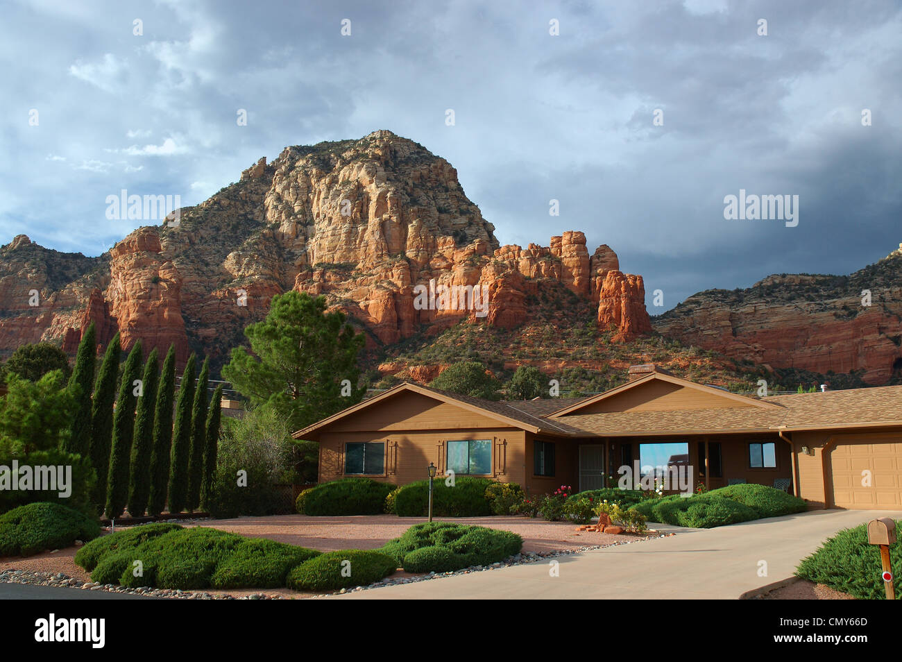 Sedona Arizona Haus mit Bergblick Hoodoos im Hinterhof und abend wolken Stockfoto