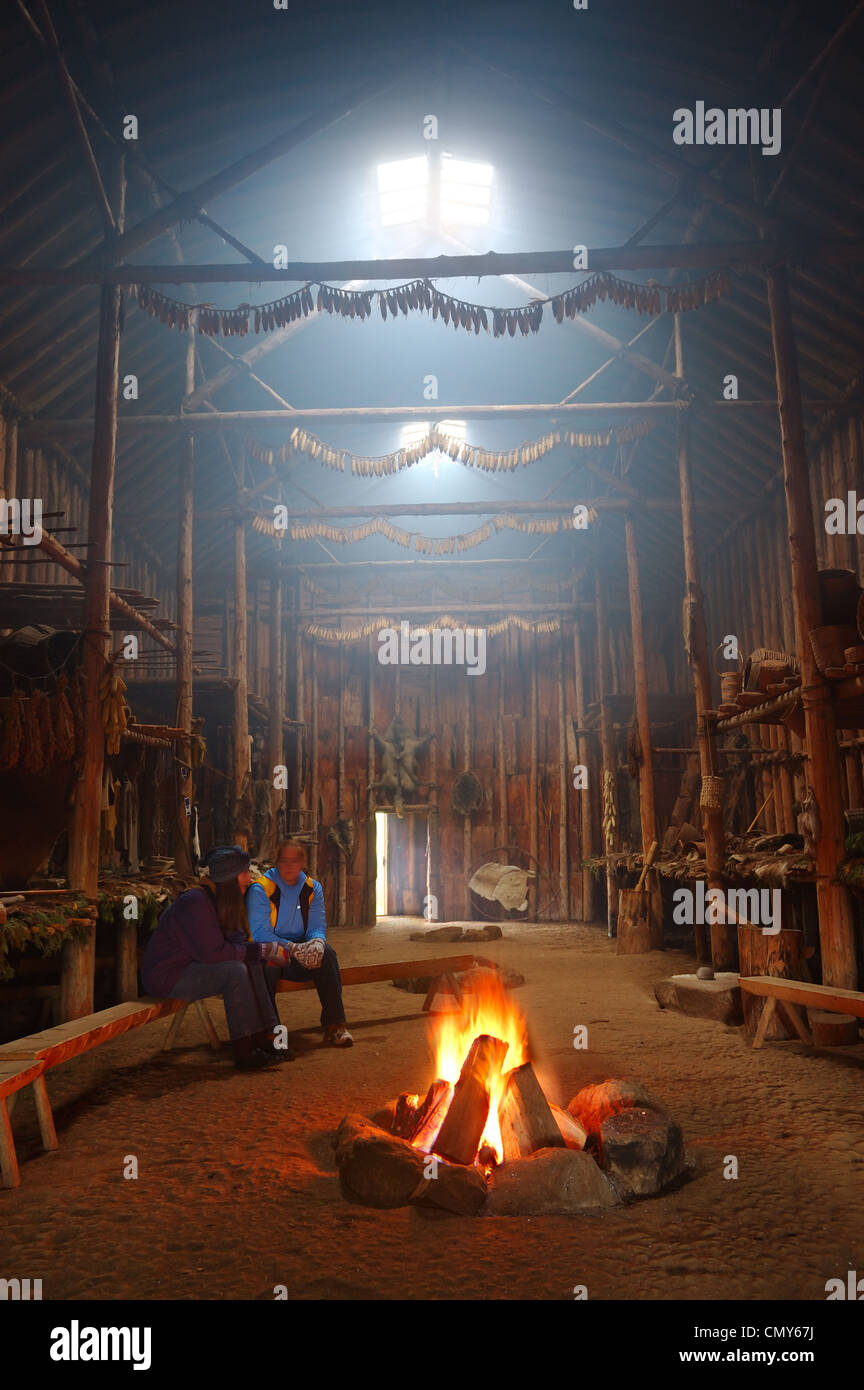 Nachbau eines Iroquois Indianer Langhaus mit Lagerfeuer Feuer rauch Crawford Lake Ontario Kanada Stockfoto