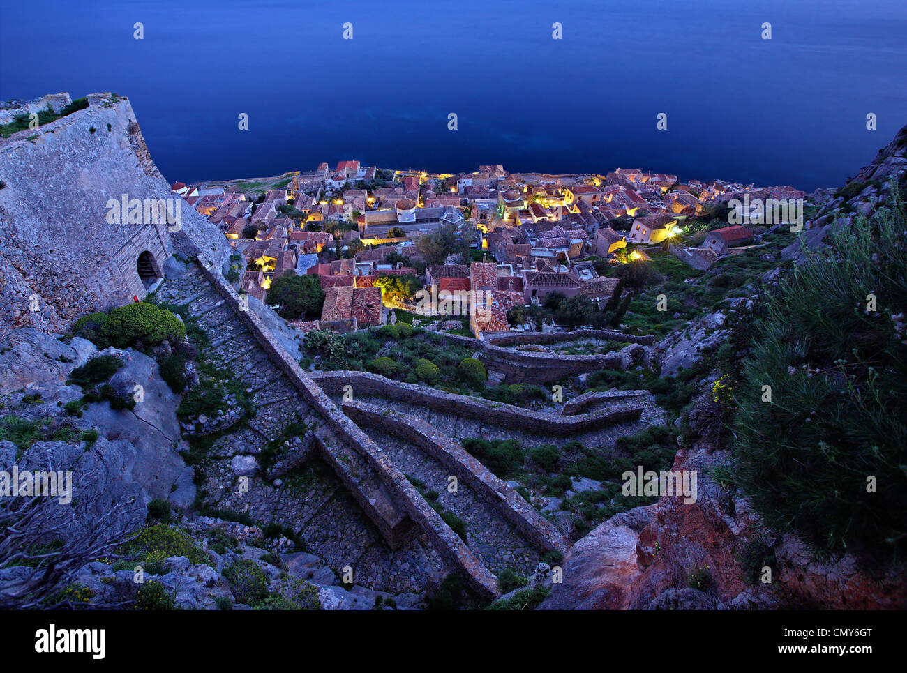 Nachtansicht des "Unteren Schlosses" von "Castletown" von Monemvasia. Foto von der "obere Burg". Lakonia, Griechenland Stockfoto