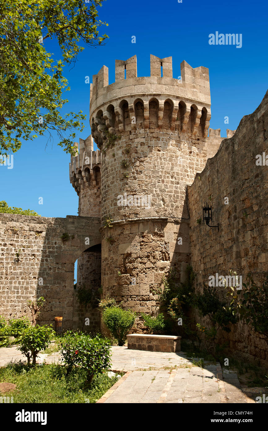 Mauern aus dem 14.Jahrhundert mittelalterlichen Palast des Großmeisters der Ritter des Johanniterordens, Rhodos, Griechenland. Stockfoto