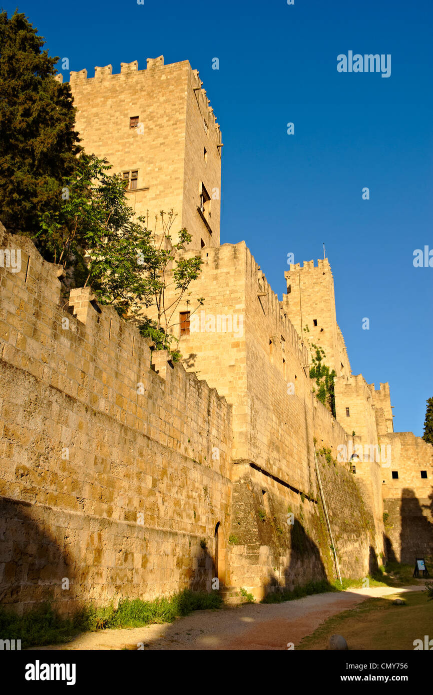 Mauern aus dem 14.Jahrhundert mittelalterlichen Palast des Großmeisters der Ritter des Johanniterordens, Rhodos, Griechenland. Stockfoto