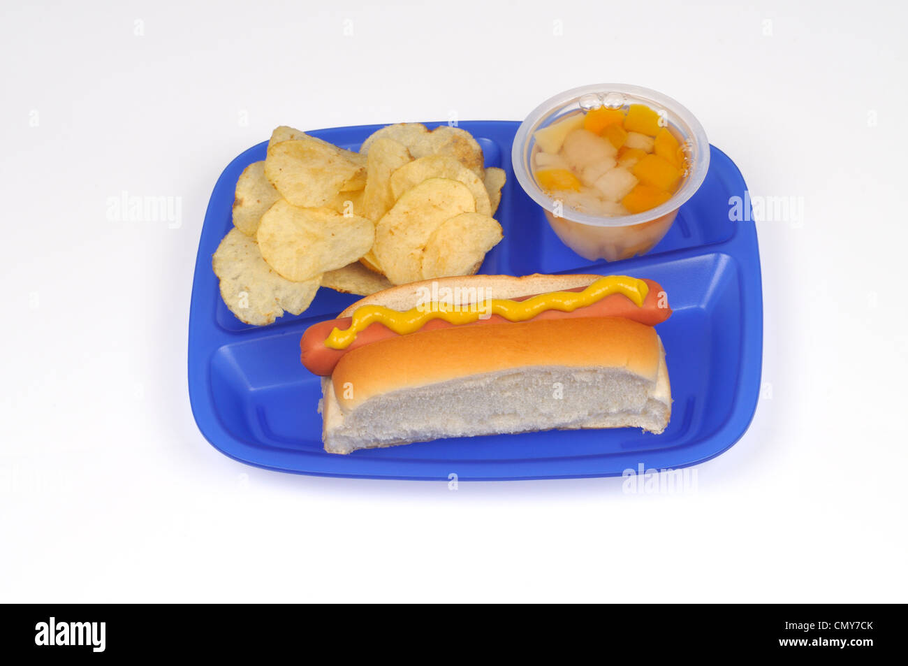 Schulkonzept Mittagessen Tablett mit Hotdog, Pommes Frites und Obstbecher Stockfoto