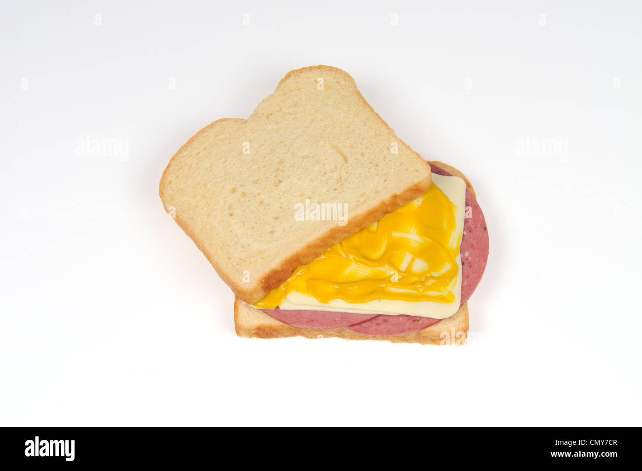 Salami und Käse-Sandwich mit Senf Stockfoto