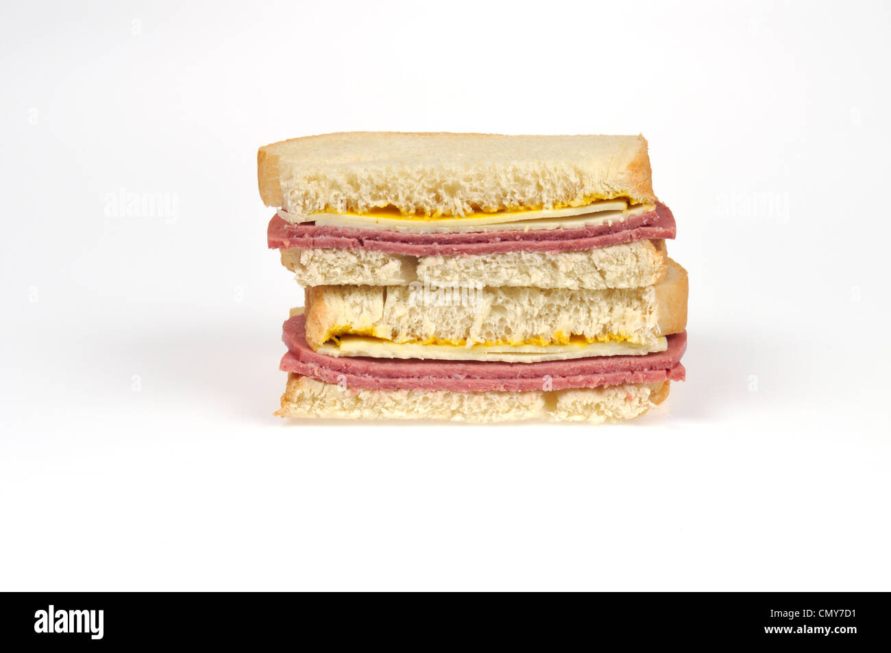 Salami und Käse-Sandwich mit Senf Stockfoto