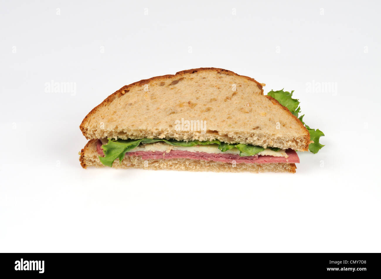 Halb eine Salami und Käse-Sandwich mit Salat auf Vollkornbrot Stockfoto