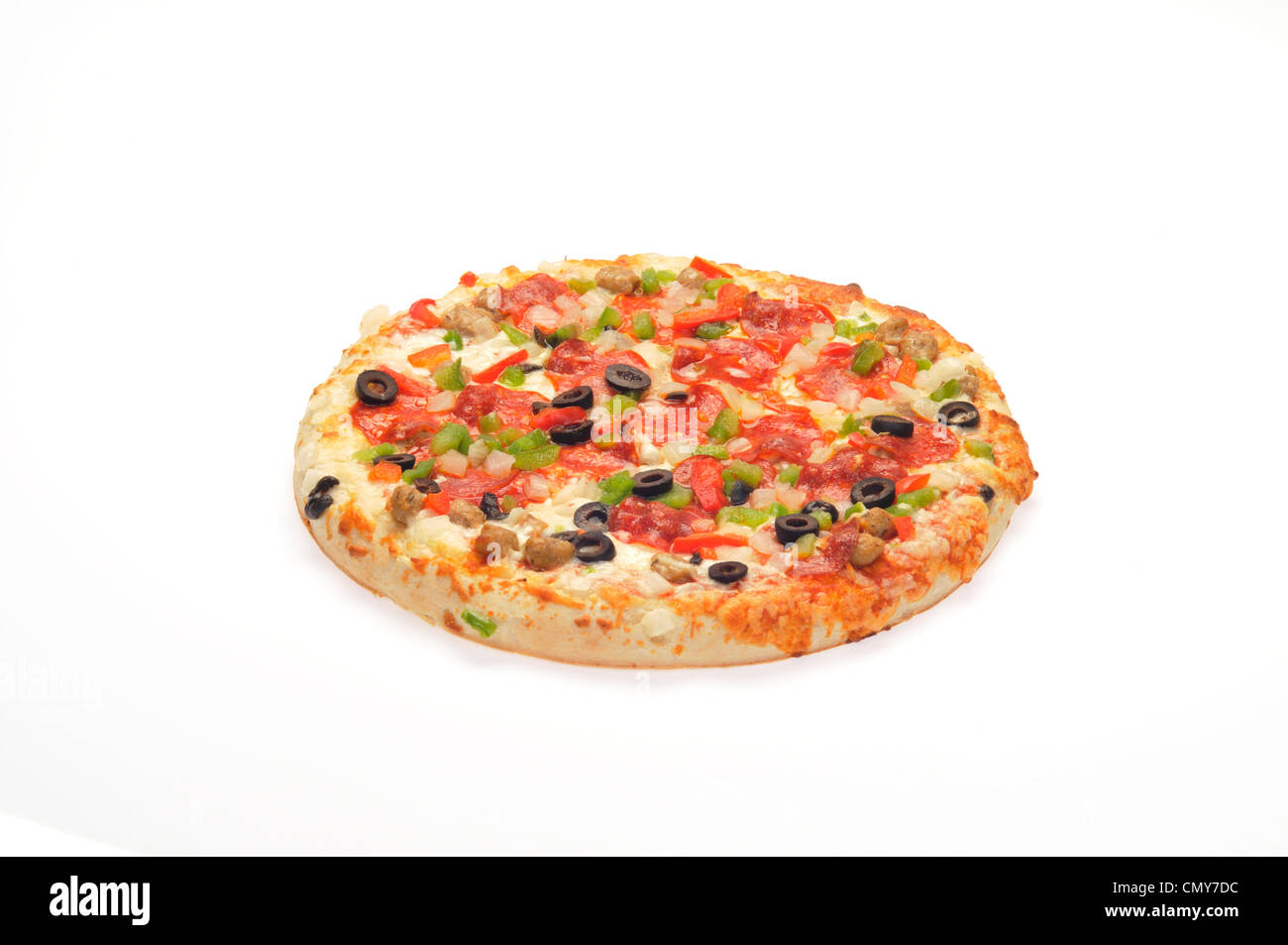 Heiße Pizza mit Käse, Salami, Wurst, rote und grüne Paprika, Zwiebeln und schwarzen Oliven Stockfoto
