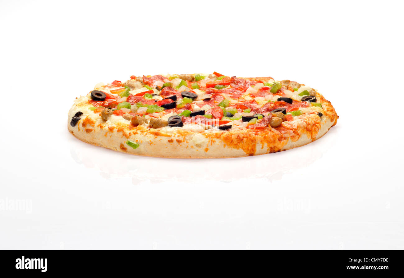 Heiße Pizza mit Käse, Salami, Wurst, rote und grüne Paprika, Zwiebeln und schwarzen Oliven Stockfoto