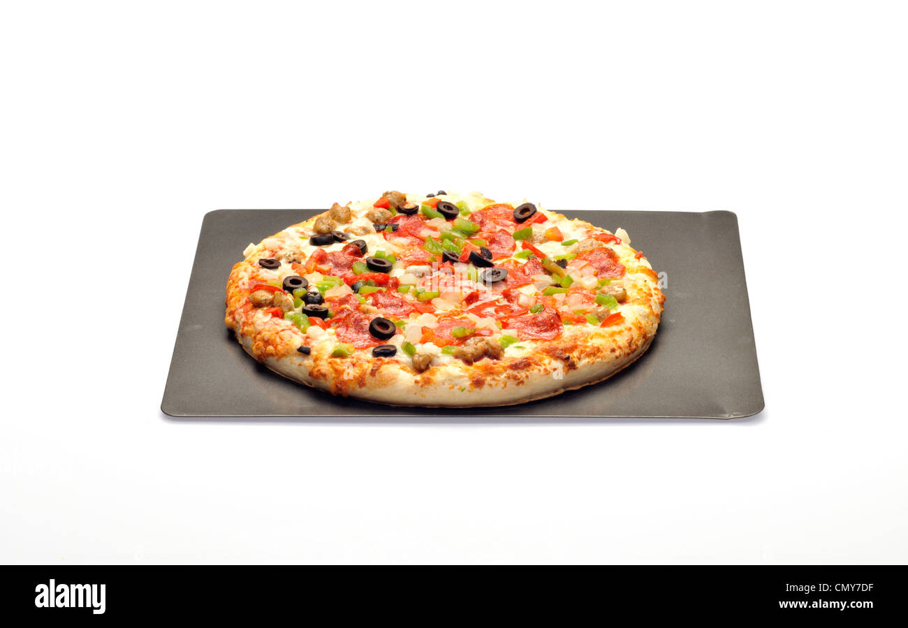 Heiße Pizza mit Käse, Salami, Wurst, rote und grüne Paprika, Zwiebeln und schwarzen Oliven auf Backblech legen Stockfoto
