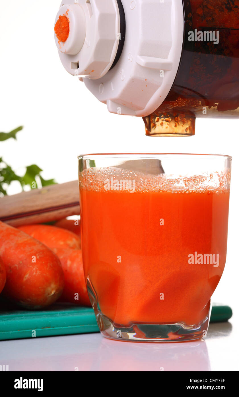 Entsafter und Karotte isolierten weißen Küche vorbereiten Stockfoto