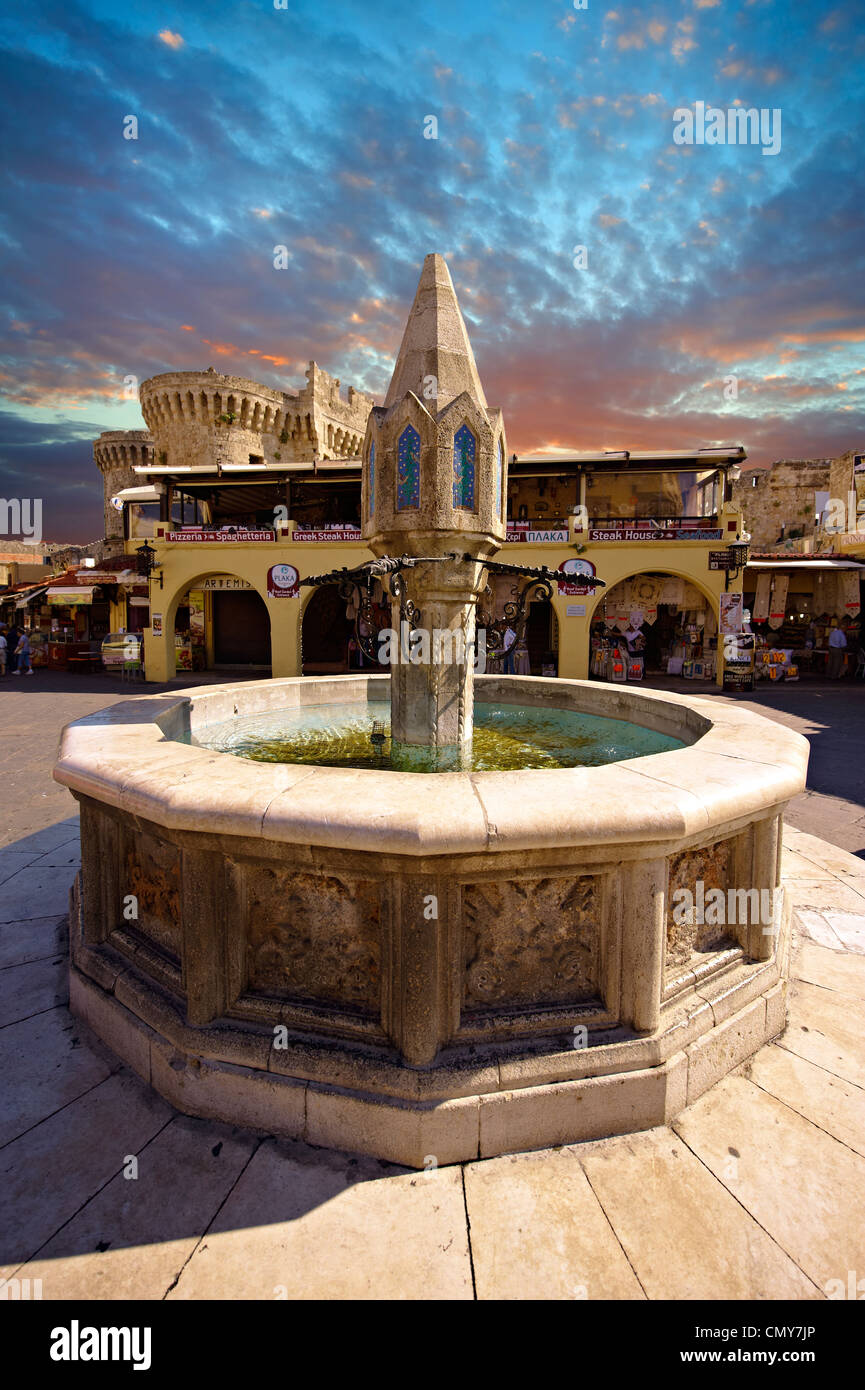 Brunnen in Hippokrates Square, Rhodos, Griechenland, UNESCO-Weltkulturerbe Stockfoto