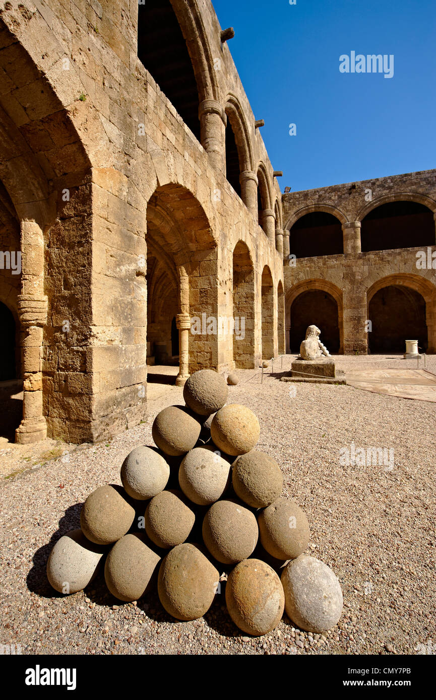 Mittelalterliches Hospital von der Ritter des Johanniterordens im Jahre 1480 abgeschlossen beherbergt das archäologische Museum, Rhodos, Griechenland. Stockfoto