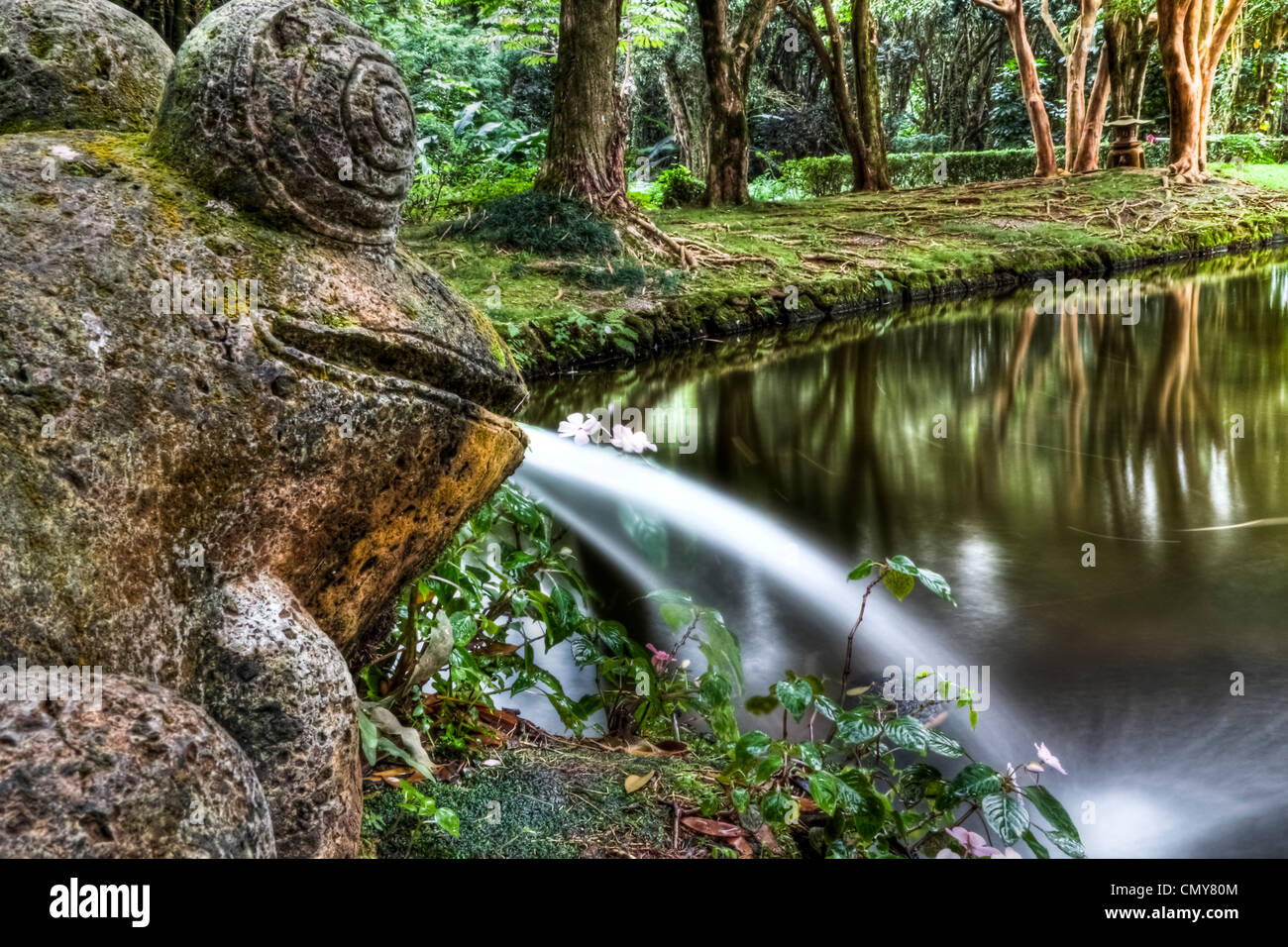 SteinFroschBrunnen mit Teich und Wald Stockfotografie Alamy