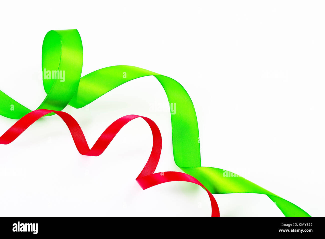 Stränge der roten und grünen Satinband spiralförmig Stockfoto