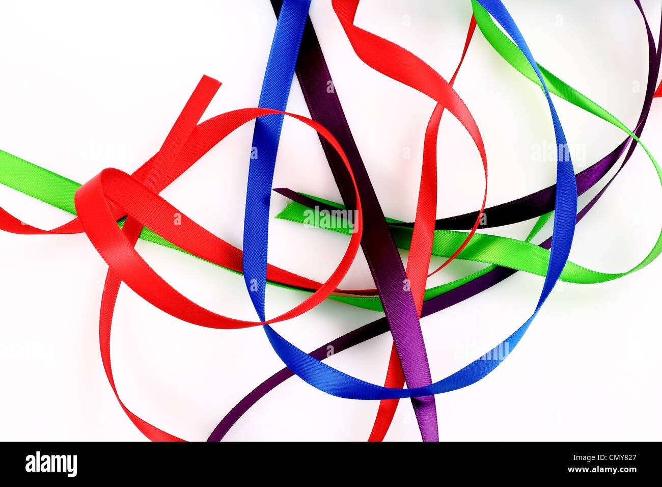 Satinband in rot, grün, blau, schwarz und lila Stockfoto
