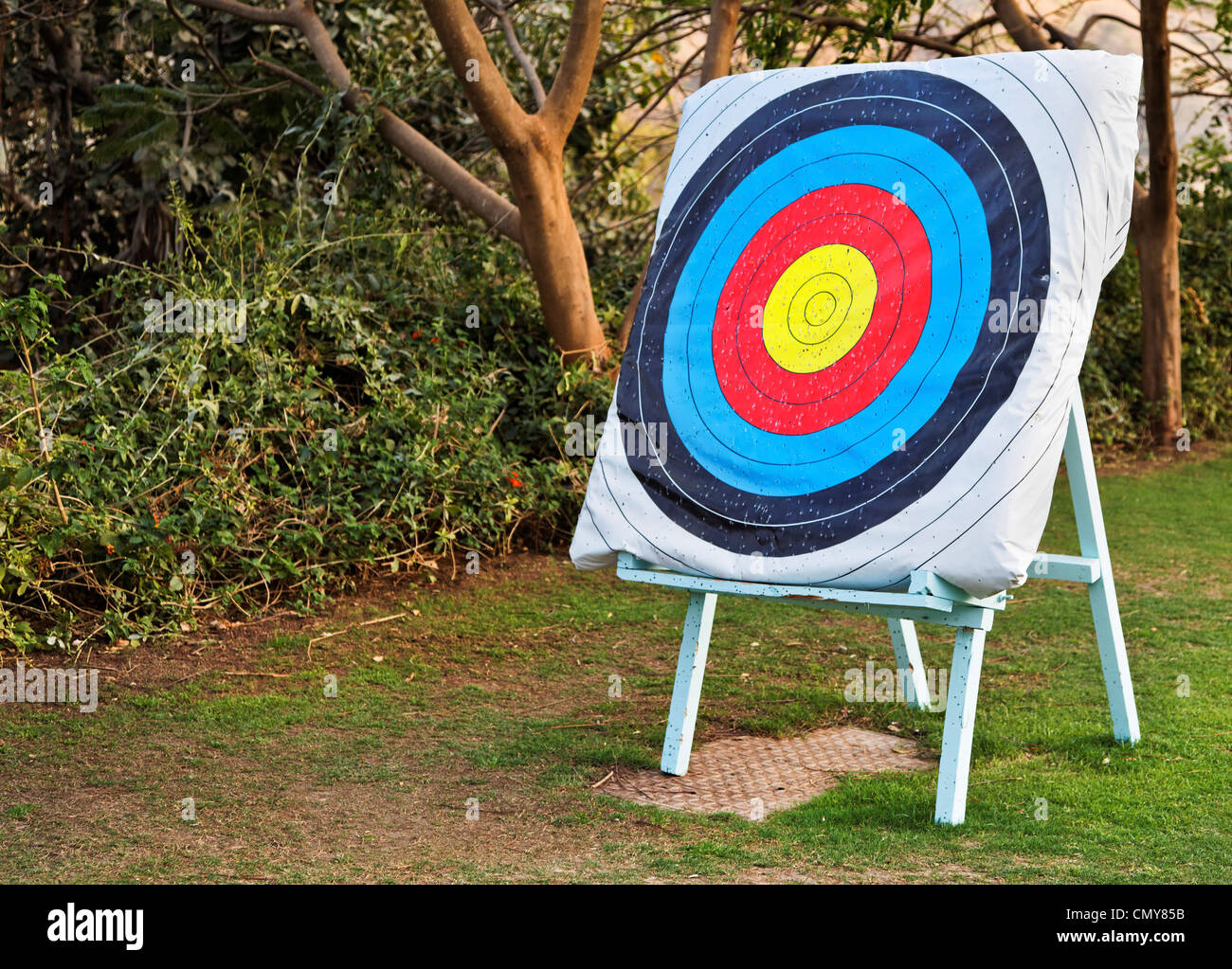 Einsame Bogenschießen Bullseye auf einer Staffelei mit Pin-Löcher von Pfeilen, das Ziel zu treffen Stockfoto