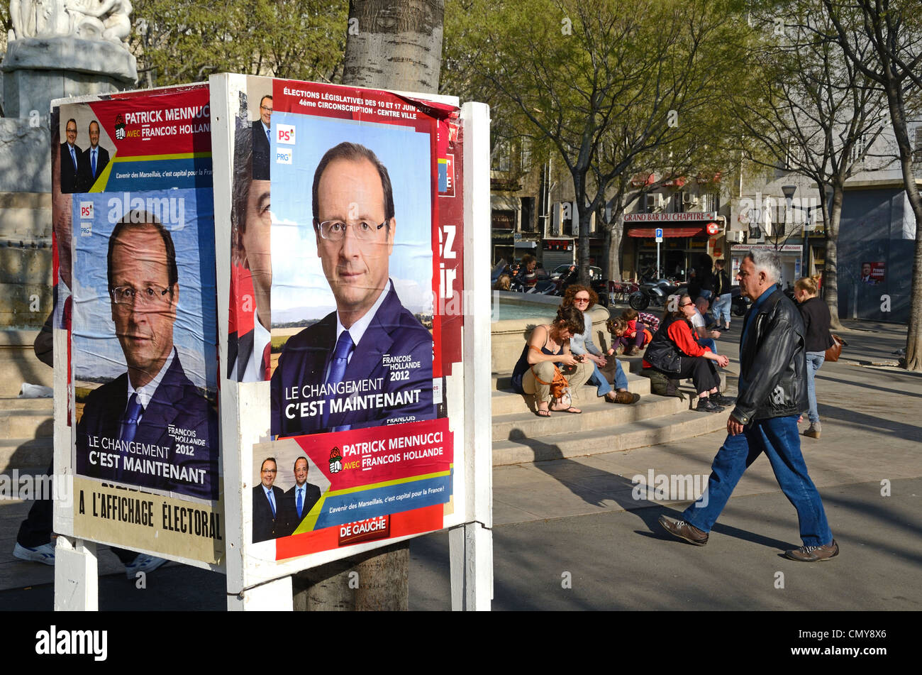 François Hollande französischen Präsidentschaftswahlkampf Poster und Kurfürst vorbei an Marseille Frankreich Stockfoto