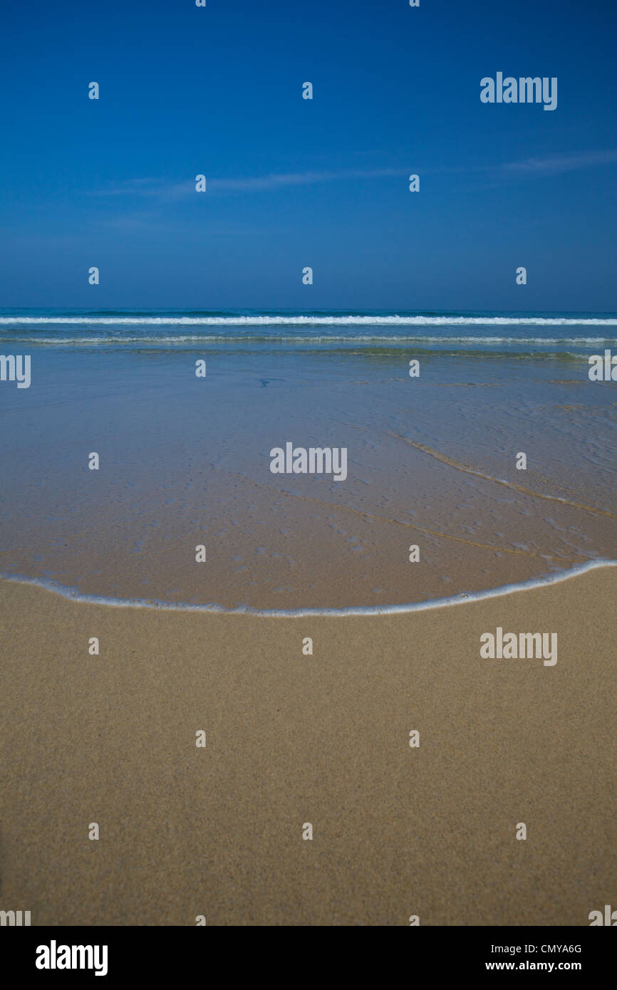 Blaues Meer, klarer Himmel und Sand am Porthmeor Beach in St. Ives, Cornwall Stockfoto