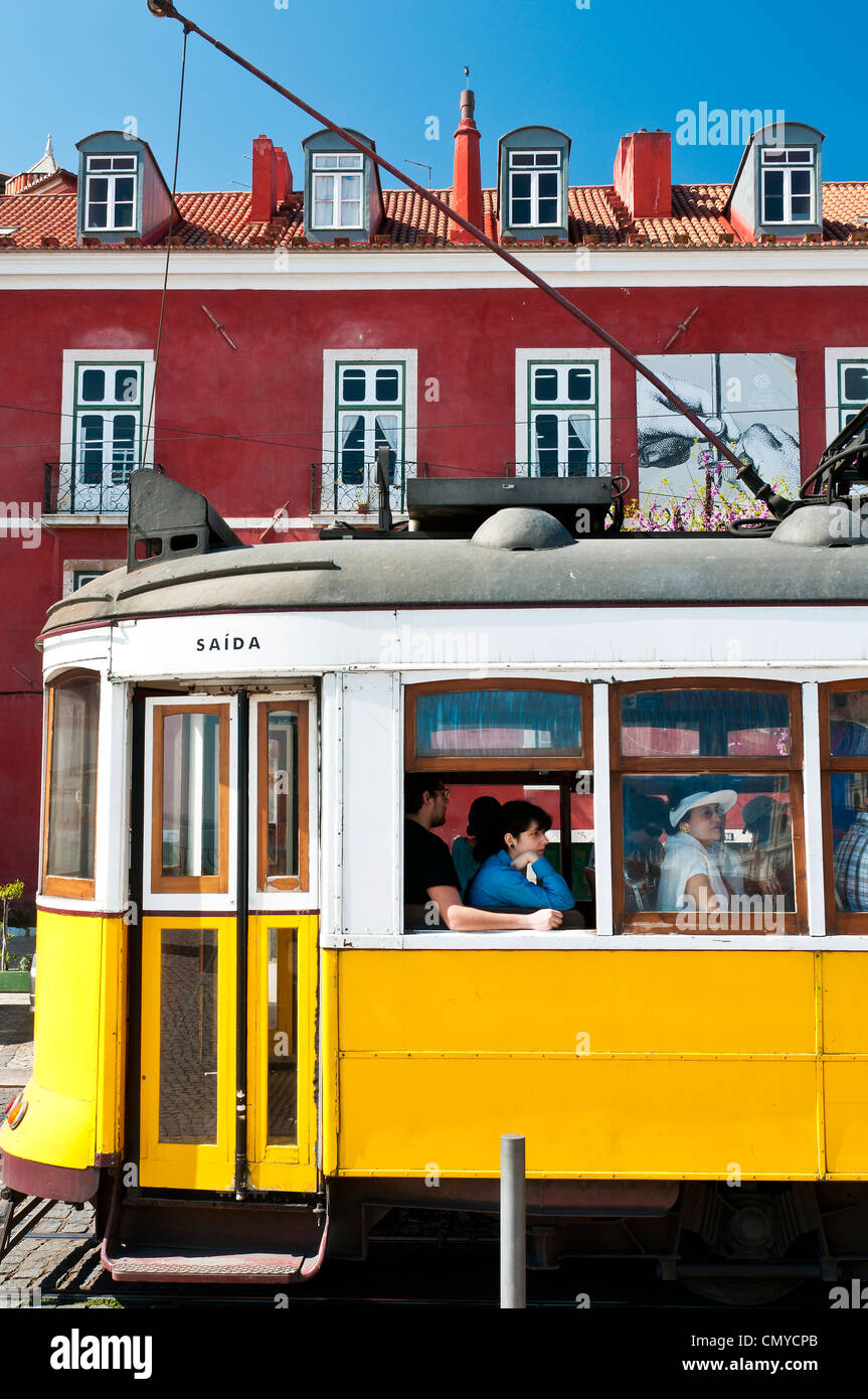 Electrico Tram 28 im Stadtteil Alfama, Lissabon, Portugal Stockfoto