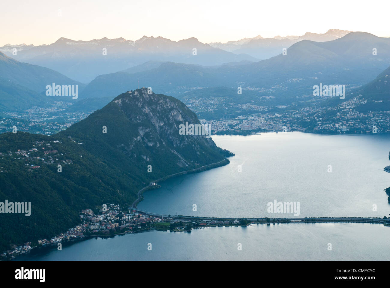 Lugano und den Monte San Salvatore am Luganer See bei Sonnenaufgang, Tessin, Schweiz Stockfoto