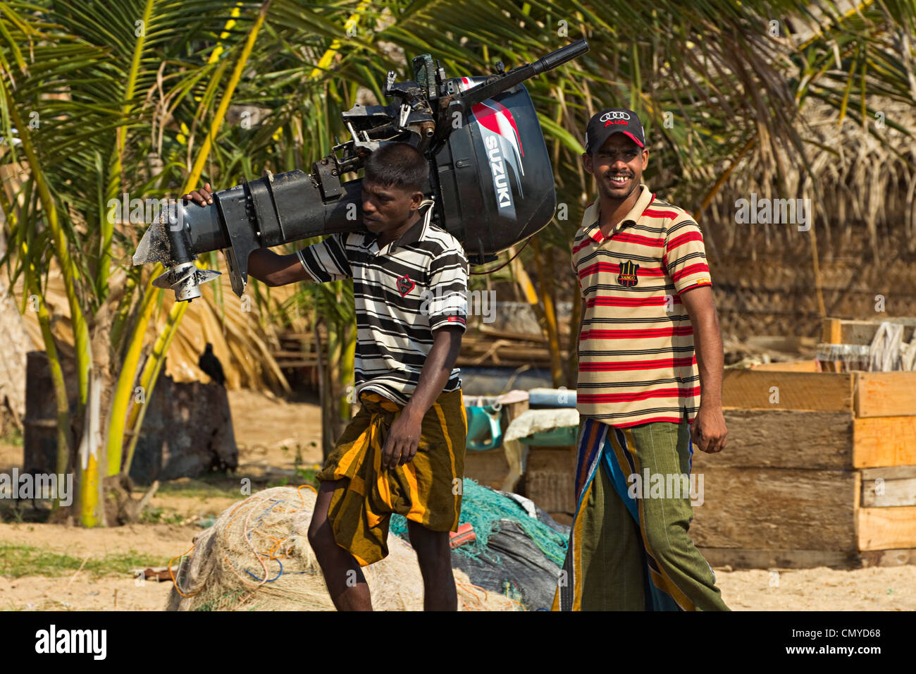 Fischer mit Außenbordmotor auf dieser beliebten Surfstrand schwer getroffen durch den Tsunami im Jahr 2004; Arugam Bay, östliche Provinz, Sri Lanka Stockfoto