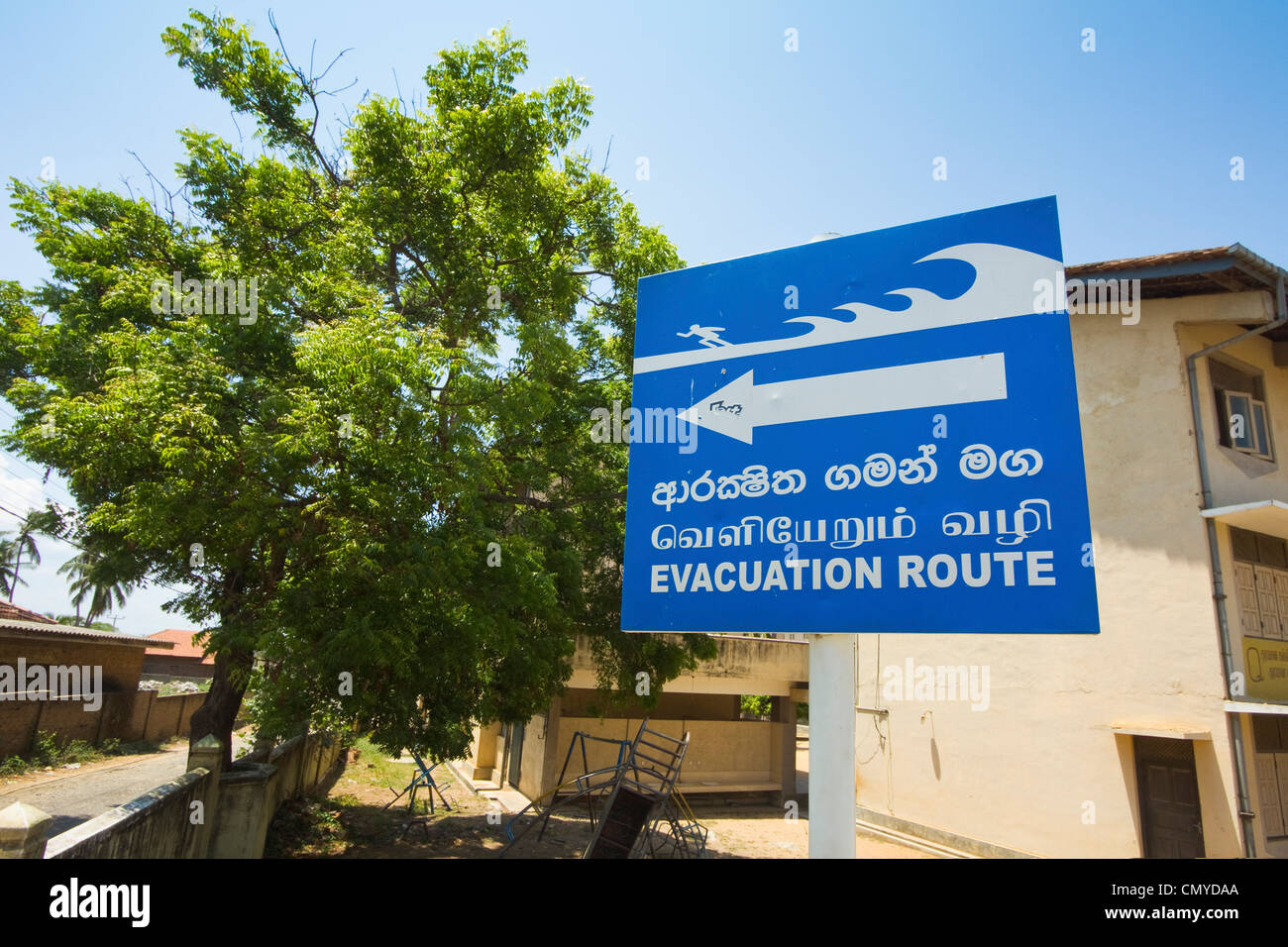 Evakuierung Route Zeichen in dieses Dorf am Meer in einem Gebiet schwer getroffen durch den Tsunami im Jahr 2004; Arugam Bay, östliche Provinz, Sri Lanka Stockfoto