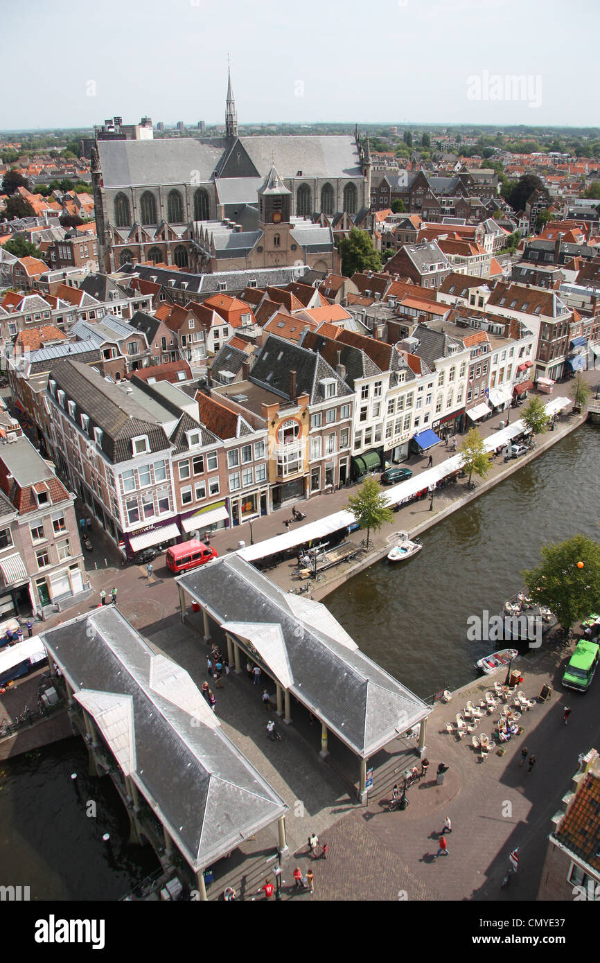 Drohnenblick auf das historische Stadtzentrum von Leiden, Niederlande. Eine Hochwinkelperspektive, die den mittelalterlichen Straßenplan und das rot gekachelte Dach zeigt Stockfoto