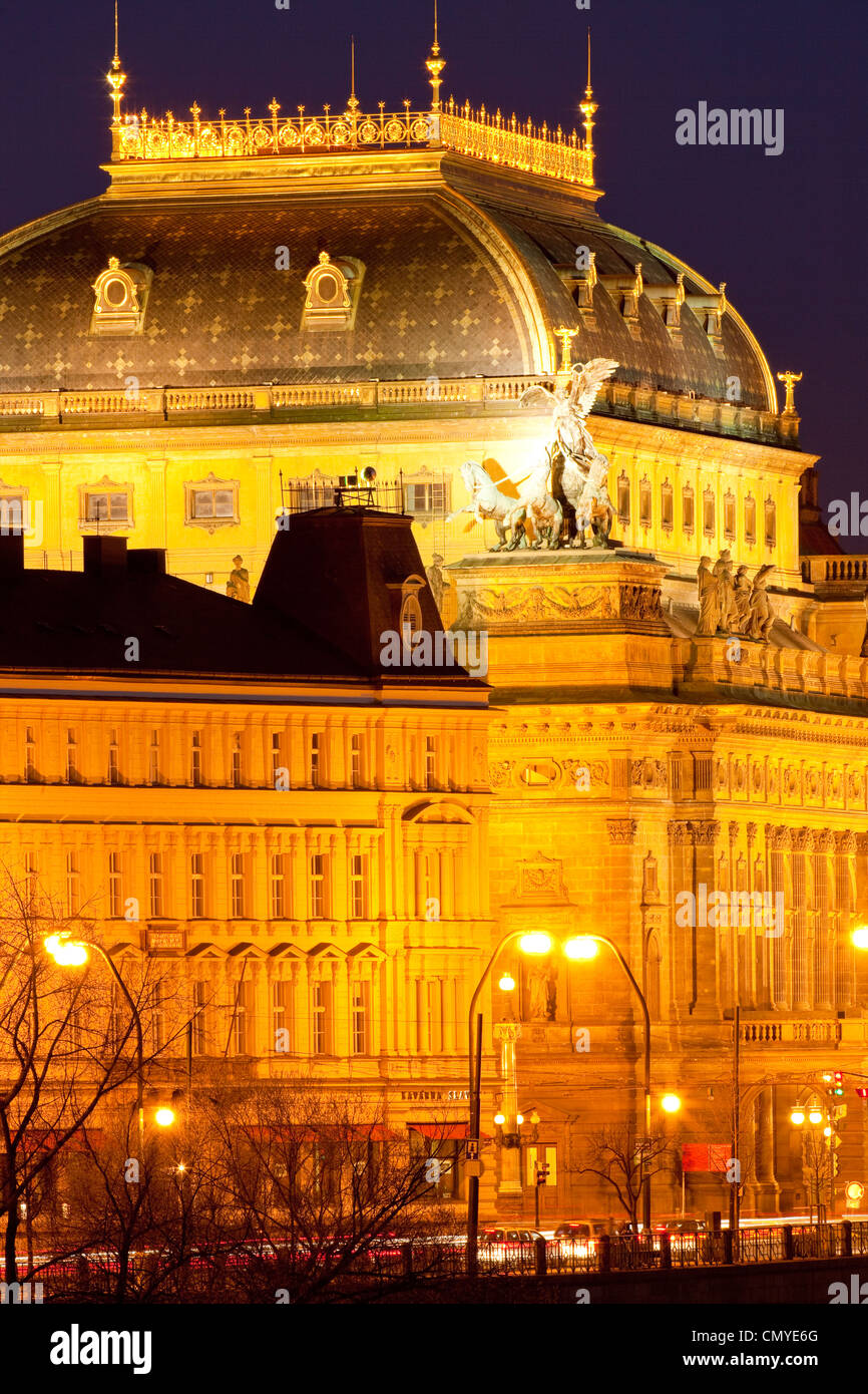 Prag - beleuchtete Nationaltheater und Stadtverkehr in der Nacht Stockfoto