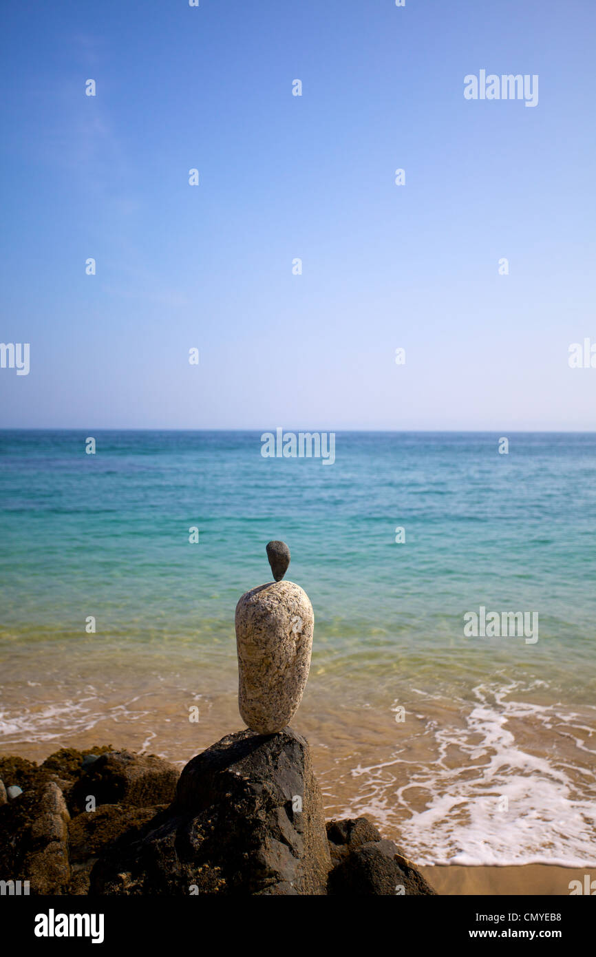 Steinen, balancieren auf der jeweils anderen am Strand von St.Ives, Cornwall mit dem Meer im Hintergrund Stockfoto