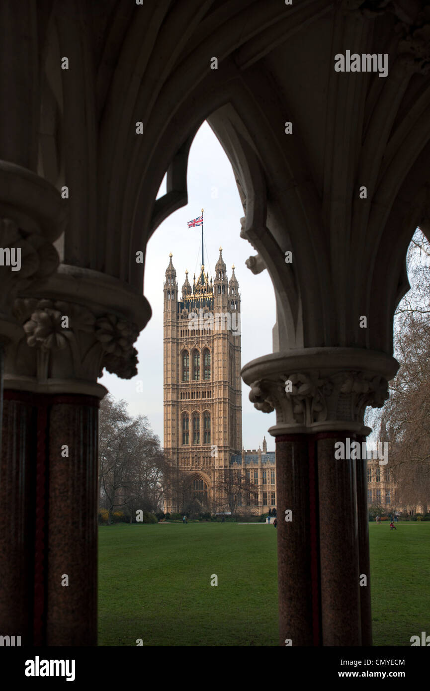 Houses of Parliament, Victoria Tower über das House Of Lords aus Victoria Gardens, Westminster, London, England. März 2012 Stockfoto