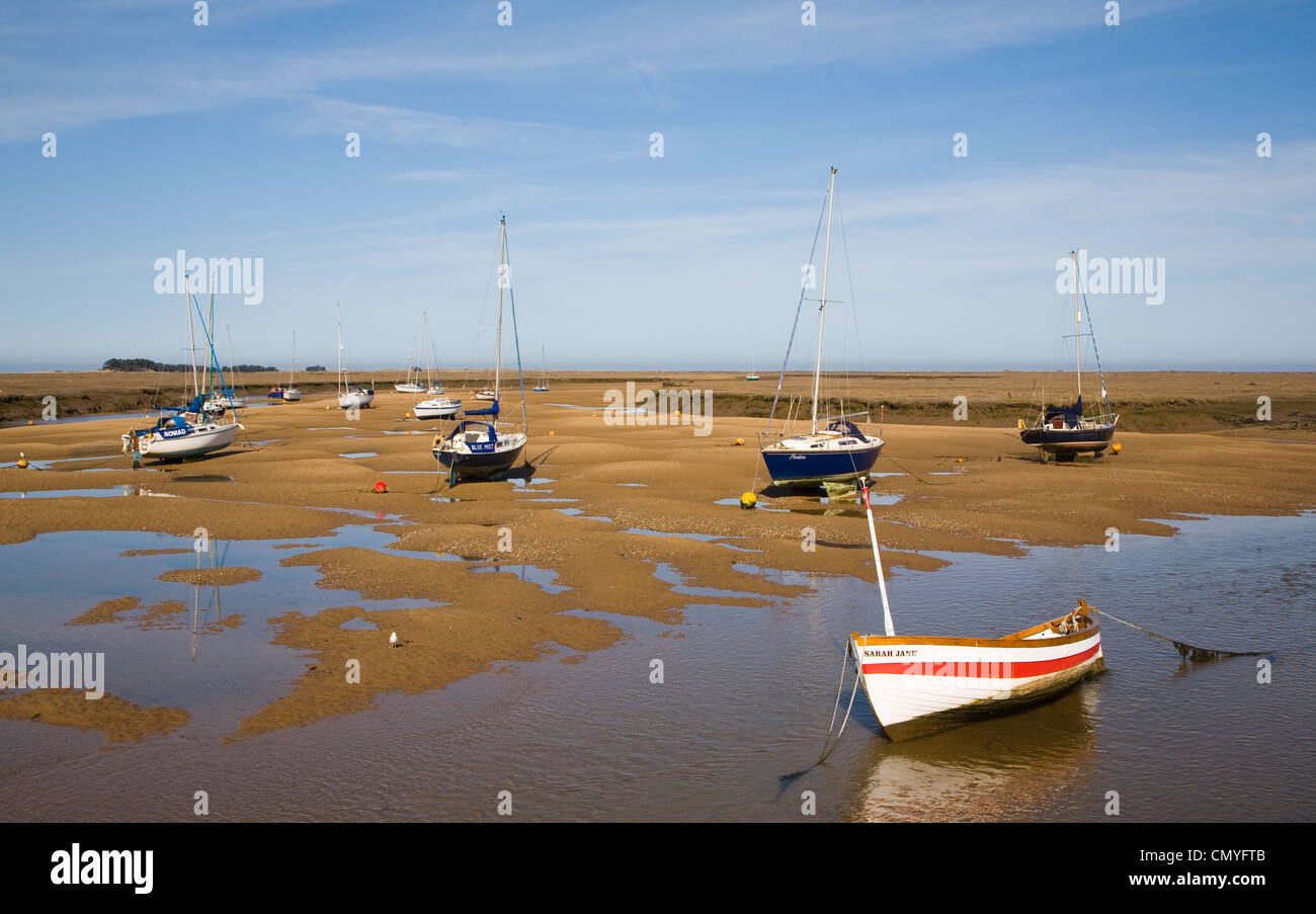 Boote bei Ebbe Brunnen als nächstes das Meer, Norfolk, England Stockfoto