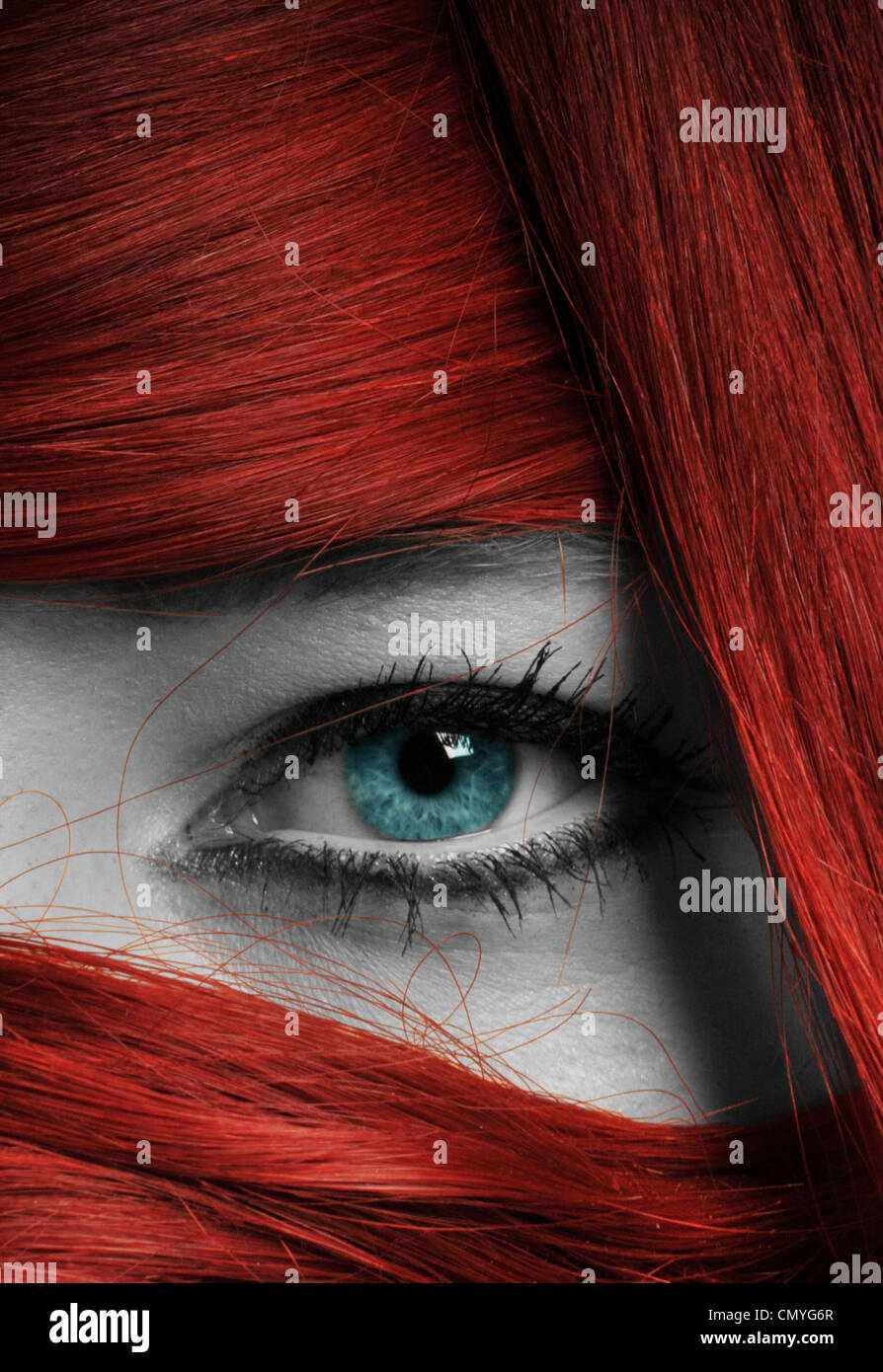 Umrahmt von roten Haaren, auffallend blaue Augen Stockfoto