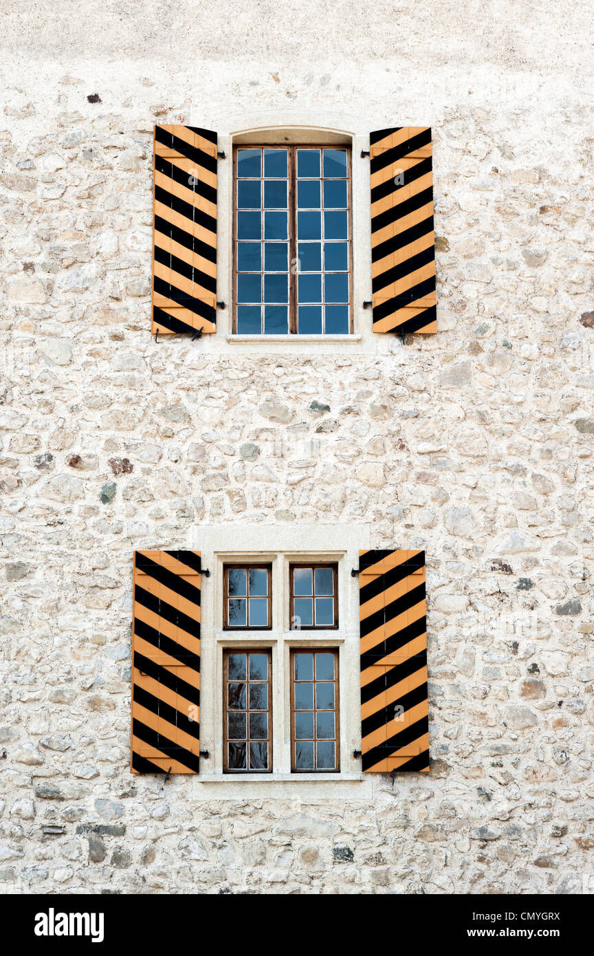 Alte mittelalterliche Fensterläden am Wasserschloss Hallwyl, Seengen, Schweiz Stockfoto