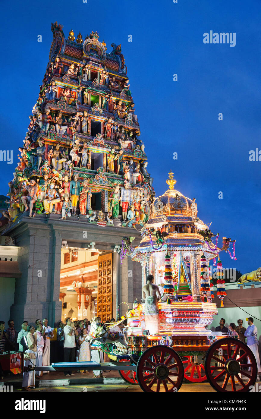 Singapur, Sri Mariamman Temple, Thaipusam Festival Streitwagen vor Main Gateway Stockfoto
