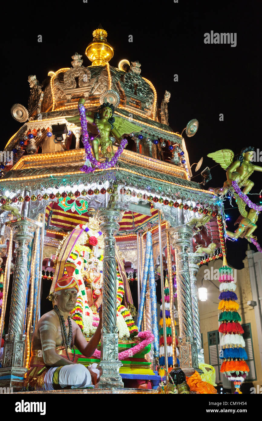 Singapur, Sri Mariamman Temple, Thaipusam Festival Chariot und Priester Stockfoto