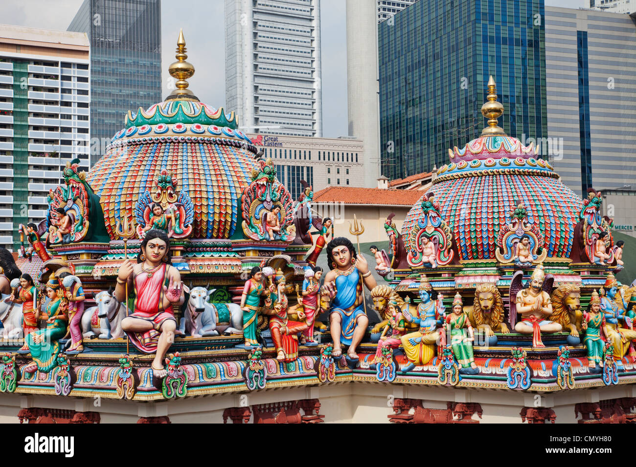 Singapur, Sri Mariamman Temple, Hindu-Gottheiten schmücken Dach der Haupthalle Gebet Stockfoto