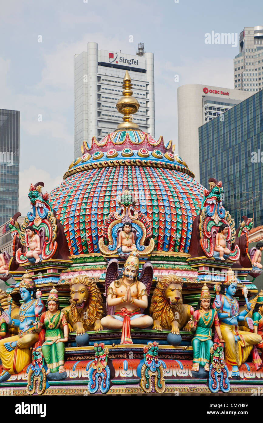 Singapur, Sri Mariamman Temple, Hindu-Gottheiten schmücken Dach der Haupthalle Gebet Stockfoto