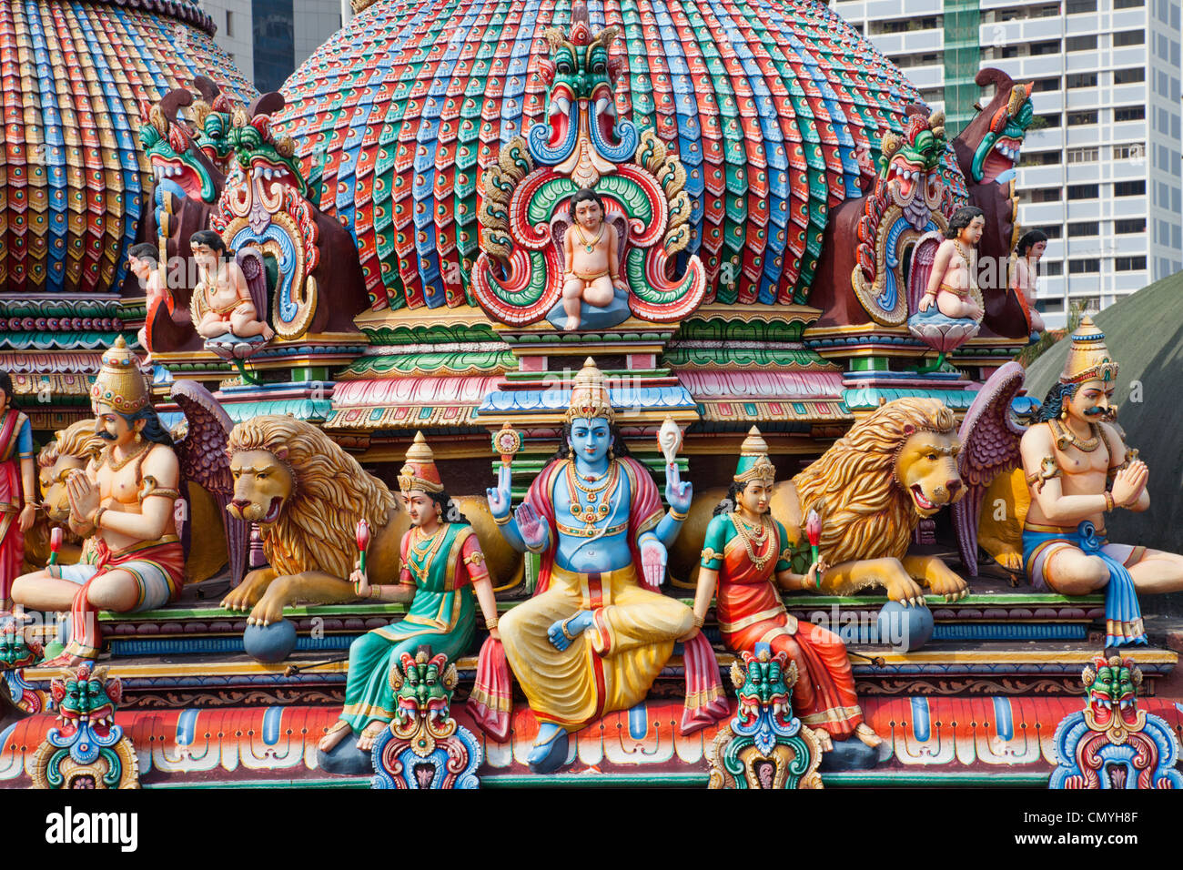 Singapur, Sri Mariamman Temple, Hindu-Gottheiten schmücken Dach der Haupthalle Gebet Stockfoto