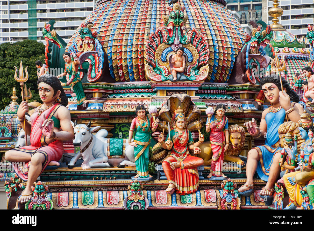 Singapur, Sri Mariamman Temple, Hindu-Gottheiten schmücken Dach der Haupthalle Gebet Stockfoto