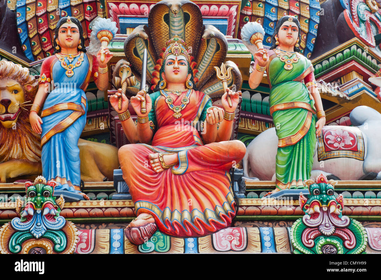 Singapur, Sri Mariamman Temple, Hindu-Gottheiten schmücken Dach der Haupthalle Gebet Stockfoto