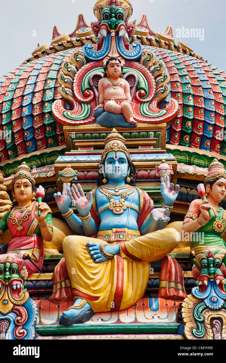 Singapur, Sri Mariamman Temple, Hindu-Gottheiten schmücken Dach der Haupthalle Gebet Stockfoto