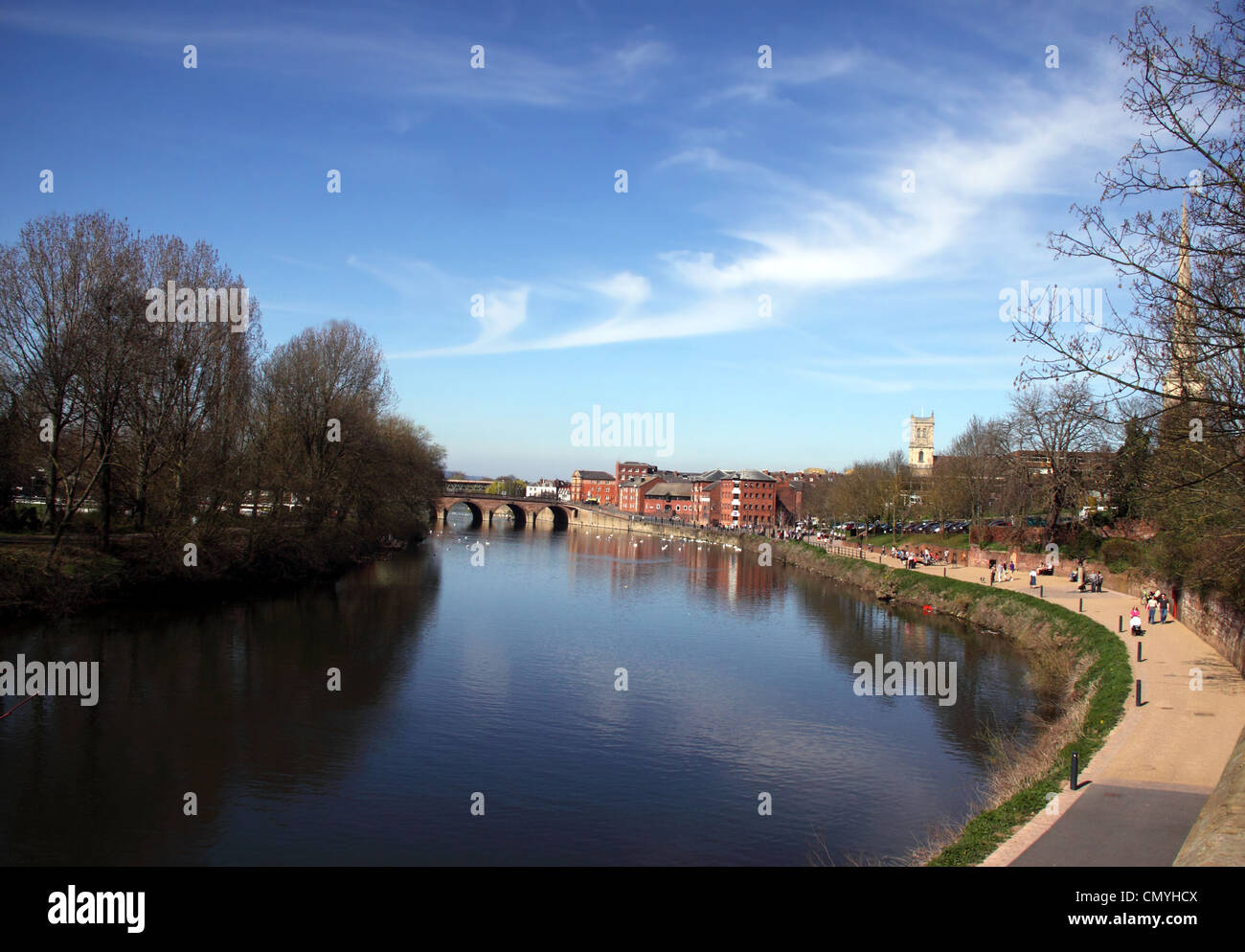 Blick auf den Fluss Severn bei Worcester zu Worcester Brücke. Menschen zu Fuß auf dem Fußweg an der Seite. Blauer Himmel, schönen Tag. Stockfoto