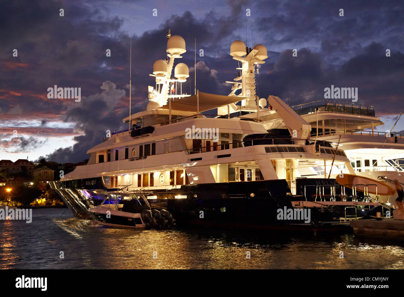 Frankreich, Guadeloupe, St. Barthélemy, Gustavia, motor-Yacht im Hafen Stockfoto